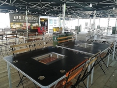 【BBQサイト 1700円(税込)～】明るく広々としたテーブルのお席でバーベキューがお楽しみいただけます。お気軽にご利用ください♪
