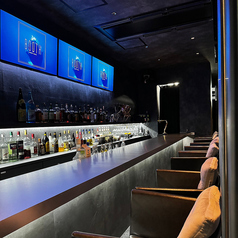 シックでお洒落なカウンターです。ゆったりチェアでチルな時間をお過ごしください♪