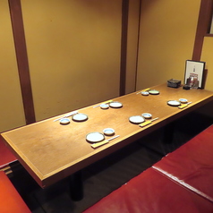 掘りごたつの座敷個室となっており、ゆっくりとお過ごし頂けます。北陸の旬の食材を使った飲み放題付きのコース料理もご用意しております。各種宴会にもどうぞご利用ください。