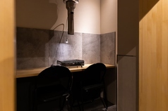 横並びで座れる広々とした個室テーブル席は、距離がグッと縮まるデート特等席。温かみのある照明と洗練された大人の雰囲気が、特別な日のディナーをよりロマンチックに演出してくれます。上質なあか牛を美しい器で味わいながら、二人だけの贅沢な時間を。