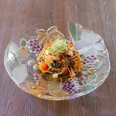 フレッシュモッツアレラとトマトソースの冷製パスタ