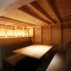 "トレーラーハウス・ソファ席"窓側には6名・4名・4名・6名で使えるゆったりソファー席を完備し、特に景色を眺めながらくつろげる人気席。カップルシートとしても利用可能です。