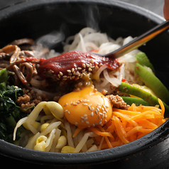 韓国料理と言えば！勿論コチラ！石焼ビビンバの写真