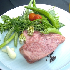 黒毛和牛の炭火焼きと季節の野菜