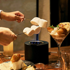 【大人っぽくおしゃれに】暖炉で焼きマシュマロの写真