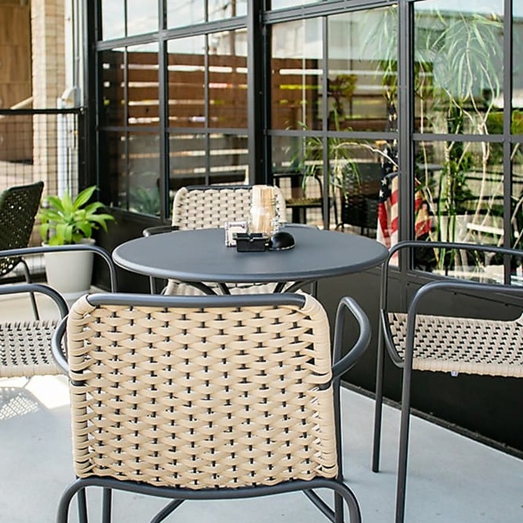 明るい日差しが降り注ぐ開放的なテラス席で、心地よい風を感じながらお食事をお楽しみいただけます。