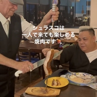 ギャルソンがお客様の目の前でお肉をカットします