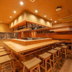 シンプルながらも木の温もりを感じられる、スタイリッシュなこだわりの空間。店内に構えるオープンキッチンで、皆様を明るくお出迎えいたします。ライブ感のある空間で、思い思いの一皿をご注文ください。お一人様も気兼ねなくご利用いただけます。