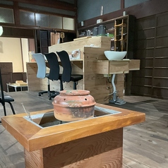 カウンター3席ございます。