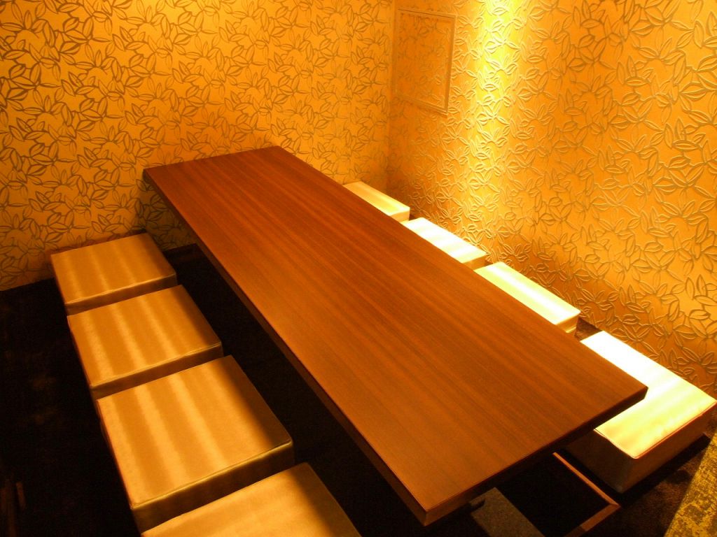 早めのご予約で広めのお席をご用意致します。店内には4名や6名様用の個室を豊富にご用意！