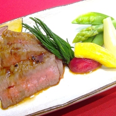 黒毛和牛の炭火焼きと季節の野菜