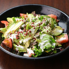 ベーコンとアボカドのシーザーサラダ