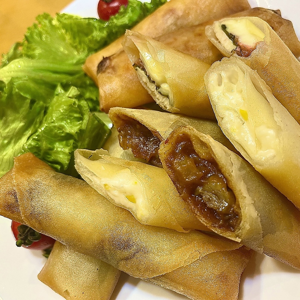 「マルゲリータ春巻き」などの変わり種春巻きが人気です！1本からご注文いただけますのでお気軽に♪