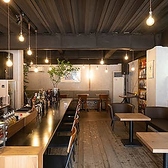 使い勝手の良いカウンター席と、座り心地の良いソファ席を完備した店内。普段使いのカフェ利用はもちろん、デートや女子会、夜の交流会など、シーンに合わせて様々にご利用いただけます。今後は音楽イベントや交流会も開催予定。お一人様でも、グループでも、心地よい距離感で過ごせるのが当店の魅力です。