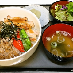 ビーフステーキとチキン丼