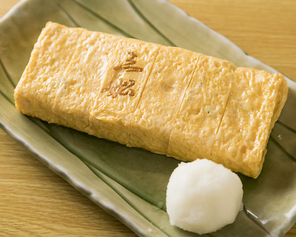 出汁の効いた玉子に、シラスと葱を加え、注文が入ってから焼き上げる当店一押しの玉子焼き