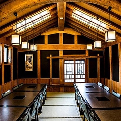 【団体個室】蔵のような佇まいのお部屋です。完全団体個室で、皆様だけの空間をお楽しみください。お履物を脱いで、畳の感触をお楽しみいただけます。収容人数：24名＊お席の指定はできませんのでご希望がある場合はお電話もしくはリクエスト予約にて別途ご連絡ください。