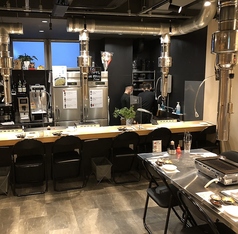 4名様向けの広々としたテーブル席は、女子会やグループ飲みにぴったり。落ち着いたお洒落な空間で、絶品のあか牛を囲みながら同期や友人との会話も弾みます。テーブルを繋げての利用もできるので、ちょっとした宴会や打ち上げにも大活躍！美味しいお肉と特別感のある器で、いつもよりワンランク上のご褒美ディナーを♪