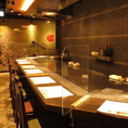 10名カウンター1．．．鉄板を囲むように角度の付いたお席となっておりますので少人数の食事会など楽しい時間をお過ごし頂けます。