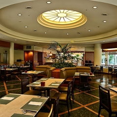 様々なシーンでご利用可能♪緑の南国ガーデンを眺めるテーブル席