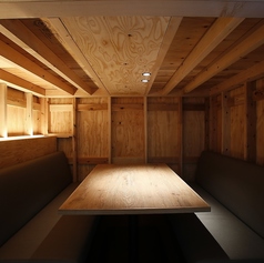 "トレーラーハウス・ソファ席"窓側には6名・4名・4名・6名で使えるゆったりソファー席を完備し、特に景色を眺めながらくつろげる人気席。カップルシートとしても利用可能です。