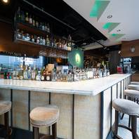 華やかな雰囲気を演出する【バーカウンター】。