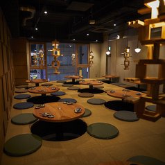 お座敷席は、足を伸ばしてくつろげる、居心地の良さを重視した空間。仲間との飲み会や会社帰りの集まりなど、会話を楽しみながら食事をしたいシーンに最適です。