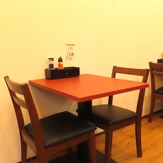 2名掛けのテーブル席は、同僚や友人との宴会に最適です♪レイアウト変更で4人掛けにも◎おにぎりとお茶漬けを囲んで、アットホームな雰囲気で会話が弾みます!