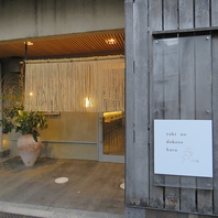 麻の暖簾と植栽が目印