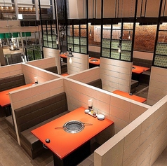 2～4名様のテーブル席は無煙ロースター設置で気兼ねなくご利用いただけます。