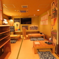 ご家族やご友人とのお食事や、デートでのご利用にもおすすめの座敷席がございます。店内は話しやすい和やかな雰囲気のため、周りを気にせずゆったりとお食事をお楽しみいただけます。美味しい鶏肉焼きや牛スジこんにゃくなどの料理とともに、熊本が誇る地酒や焼酎などのお酒を飲みながら、楽しいひとときをお過ごしください