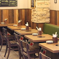 友達を誘って、思い出に残るひとときを過ごせるお店!大人数でも安心して楽しめるような席の配置で、自由にレイアウトを変えられるから、自分たちだけの特別な空間を作ることもできます。料理をシェアしながら、楽しい会話が弾むこと間違いなし! みんなでわいわい楽しむのにぴったりな場所となっております。