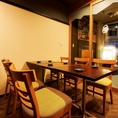 ●入口窓際テーブル席●【3～6名様】入り口すぐの黄色を基調にしたテーブル席。お隣のお客様との間にロールスクリーンございます。開放感あるお席です。