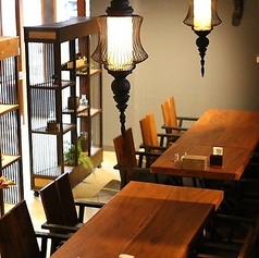 【3～5名様×3席】広々と座れるテーブル席で食事を楽しむ。ゆったりとくつろげるテーブル席です。照明やテーブルのデザインがおしゃれで、ご家族やご友人とのお食事にぴったりです。いつもよりリラックスして料理やドリンクを楽しめる人気の座席です♪お席の結合も可能ですので、お気軽にご相談ください。