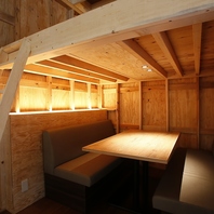 シーンに合わせて、個室やテラス、トレーラーハウスで