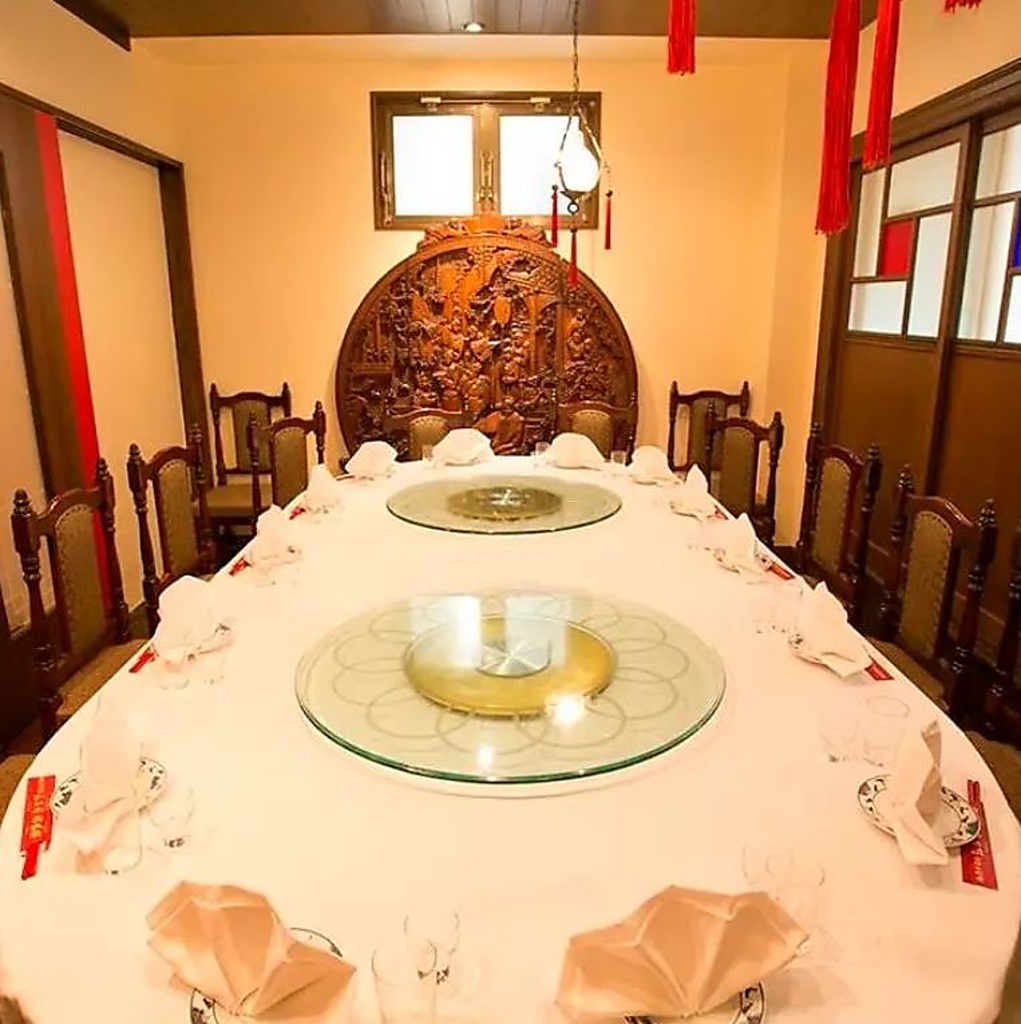 中国の風情あふれるラグジュアリーな個室は、ご接待・ご会食などのビジネスシーンにも最適の空間です