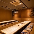 会社での各種飲み会・宴会などに最適なお部屋です！最大14名様が座れる掘りごたつの個室は、一人一人のスペースがしっかりあるので、リラックスして食事をお楽しみ頂けます♪広々とした机なので、お鍋をおいても、他のお料理をたくさん置くことができます◎完全個室ですので、みんなでワイワイ盛り上がっても大丈夫です！