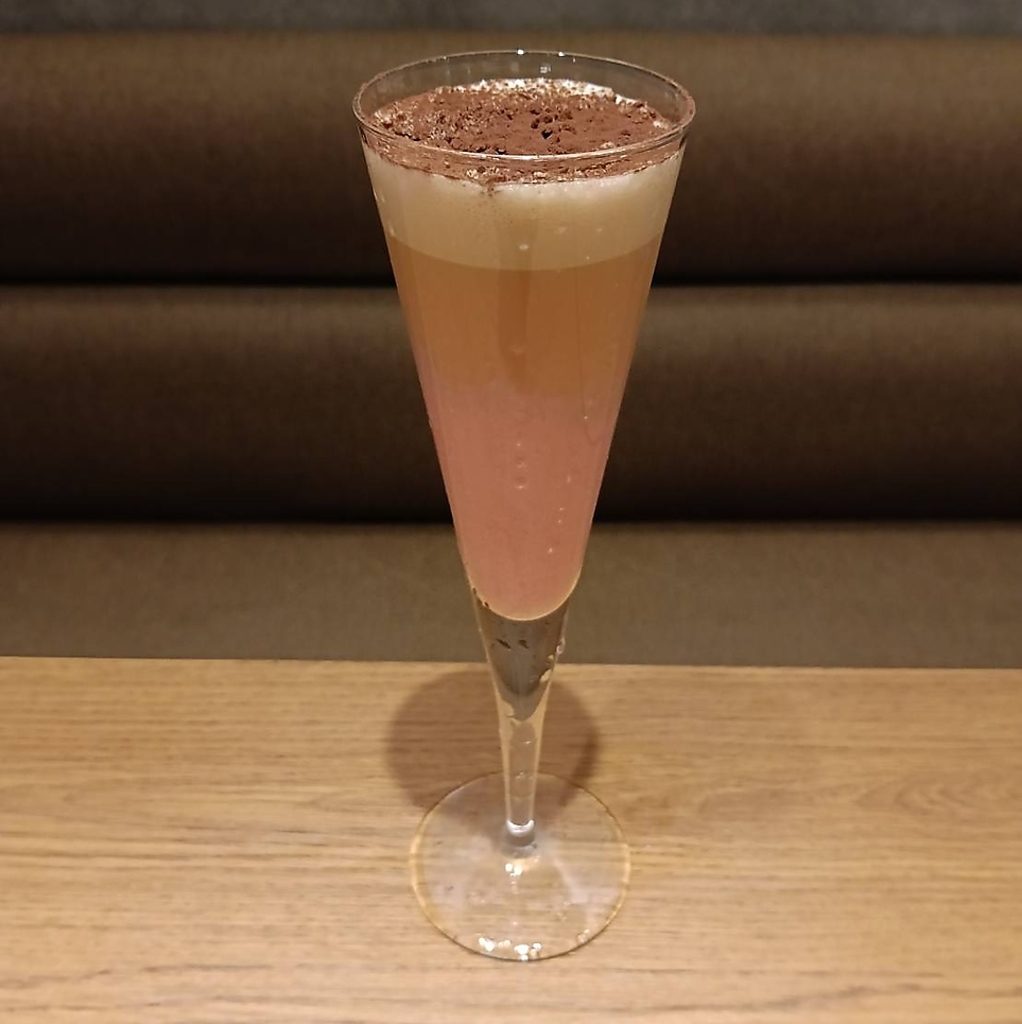 下はストロベリーミルク、上はチョコレートミルクにカカオパウダーとチョコレートフレークです