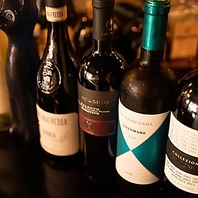 常時30種以上の厳選ワイン。お好みの一杯を楽しめる