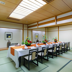 完全個室「ほくと・やまとの間」。趣のある和の風情の中で、和やかな時間とくつろぎのひとときを。個室料として、おひとり様あたり1,265円かかります。お食事はコースのみとさせていただきます。13名以上の場合は、お電話ください。