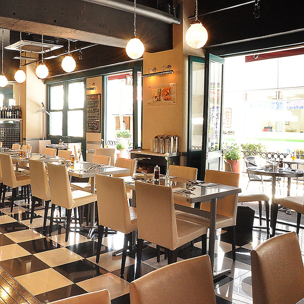 開放感たっぷりのオープンキッチン！お洒落な店内も魅力的ですね♪