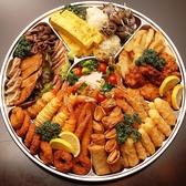 【仕出料理】お祭りや運動会などのイベントにぴったりの一品。色とりどりの料理が揃い、皆さまの食卓を華やかに彩ります。みんなでシェアしながらワイワイ楽しむのに最適です。特別なひとときを、ぜひ美味しいオードブルと共にお過ごしください。