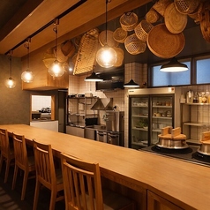 全6席のカウンターは、まさに「シノゴノのアリーナ席」です！目の前で繰り広げられる調理のライブ感は圧巻で、スタッフのキビキビとしたかっこいい姿を間近に眺めながらお酒を楽しめます。お一人様はもちろん、スタッフとの会話を楽しみながら活気ある夜を過ごしたい方に最適な特等席です。