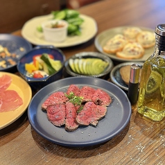 テーブルの燻製調味料でお好みの香りをアレンジしながらお食事をお楽しみください。