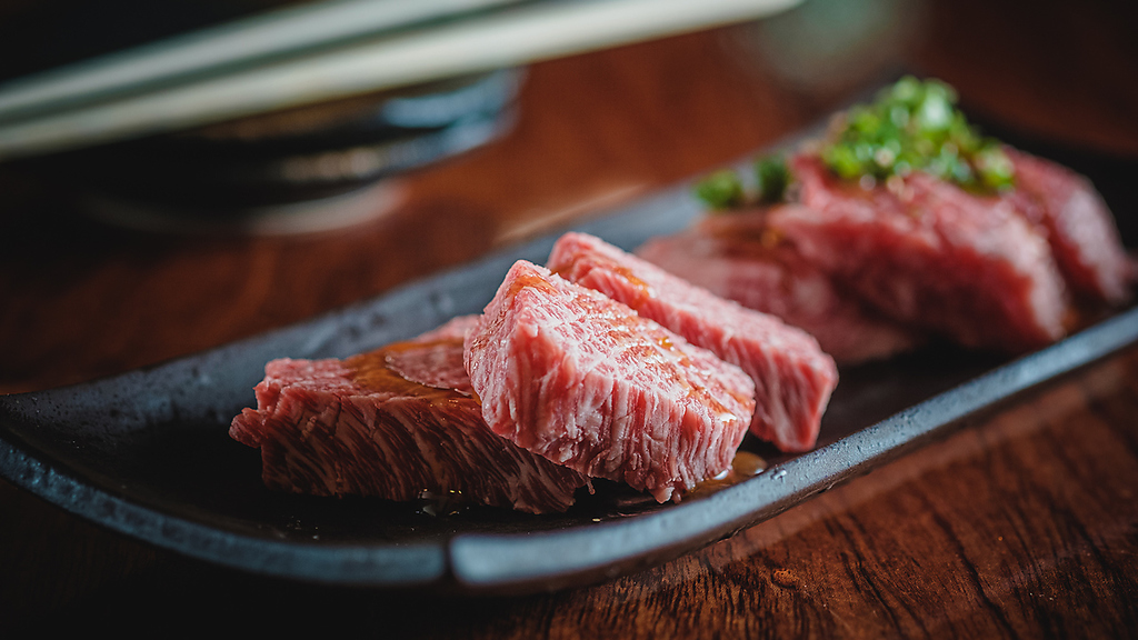 九州各地より仕入れたＡ４ランク以上の黒毛和牛を一頭買いにてご提供。