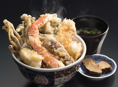 カウンター席のみのお店ですが、目の前で揚げる揚げたての天ぷらをお楽しみください。