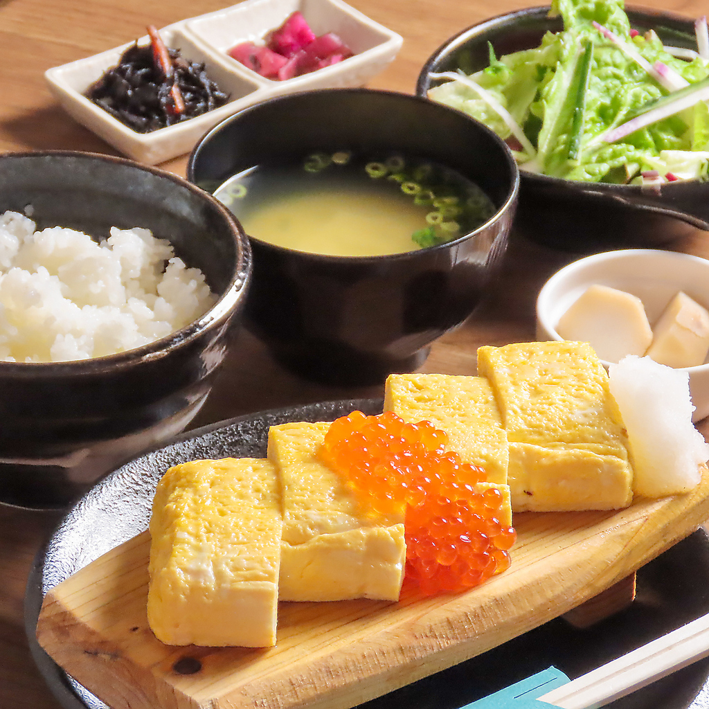 オーダーが入ってから一本一本丁寧に巻いただし巻き玉子にイクラをトッピングした豪華なランチ定食。