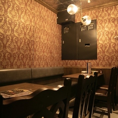 【ご予約限定】5名様～6名様までご利用いただける個室も完備。周りを気にせず、プライベート空間で贅沢な時間をお過ごしいただけます。気軽さと特別感を兼ね備えた空間で、大切なひとときを。