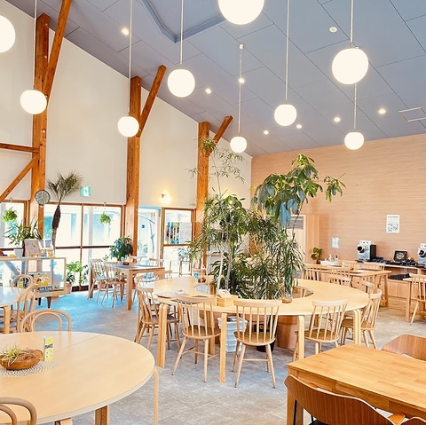 高い天井三角屋根が目印の木を基調とした広々とした空間