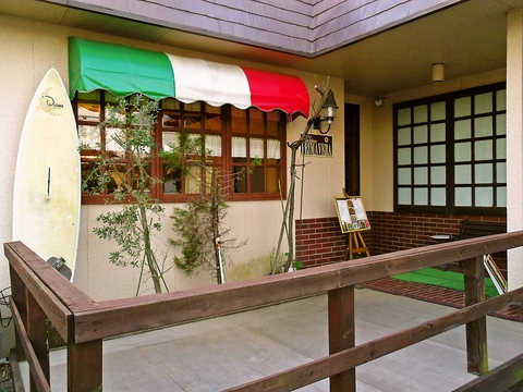 目印はイタリア国旗。名のとおり小ぶりながら、本格イタリアンの隠れ家的な店。